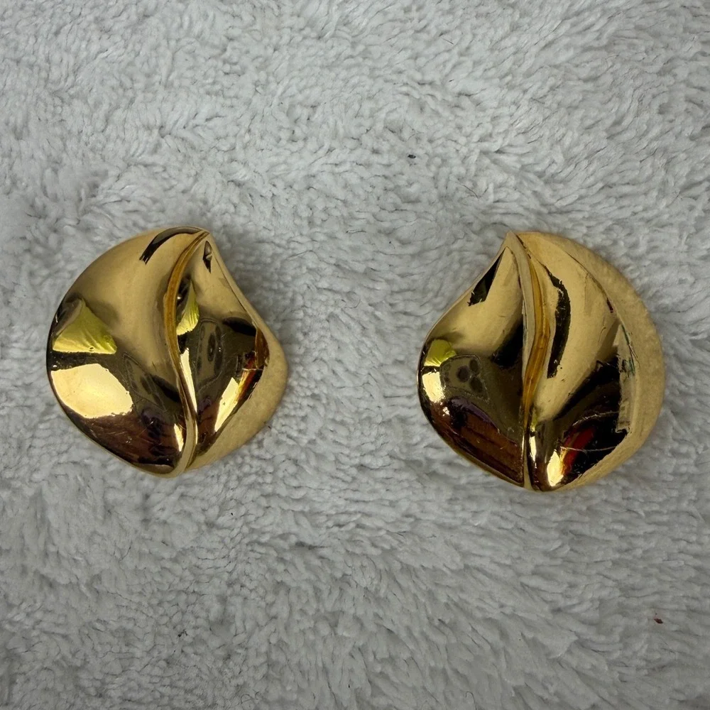 Trifari Vintage Gold Tone Sculptural Swirl Clip On Earrings Signed Statement